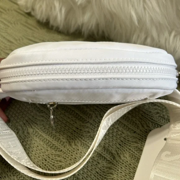 Macy’s Steve Madden White Crossbody Belt Bag with Charm Keychain - Picture 7 of 10